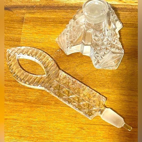 Crystal Eiffel Tower Design 6” tall x 2” wide Eau Du Perfume Dispenser - Picture 2 of 4